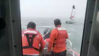 Marina rescata a pescador  frente a las costas de Campeche; falla en motor lo dejó varado en altamar