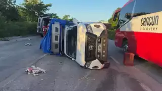 Vuelca camioneta cargada de frutas y verduras sobre la carretera federal Playa del Carmen-Cancún