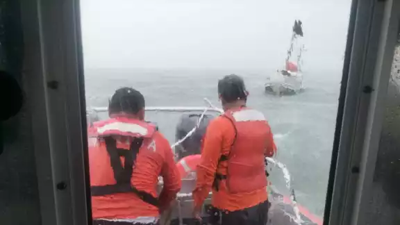 Un pescador a la deriva fue rescatado frente a las costas de Campeche por la Marina. Un pescador a la deriva fue rescatado frente a las costas de Campeche por la Marina.