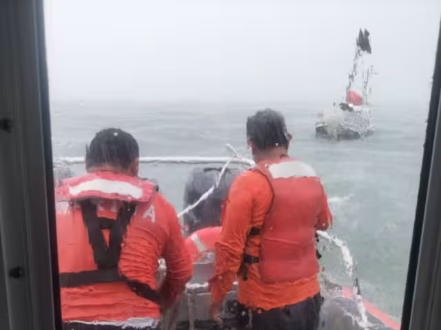 Un pescador a la deriva fue rescatado frente a las costas de Campeche por la Marina.
