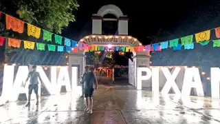 Las luces se vuelven una invitación a visitar el lugar, y vivir un recorrido luego de la medianoche, en donde la lluvia se encargó de bajar la temperatura