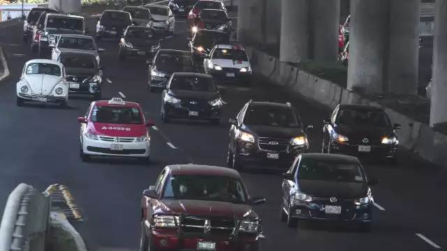 El programa Hoy No Circula es una medida ambiental que restringe la circulación vehicular en días específicos
