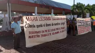 Retoman protestas en Lázaro Cárdenas; más de 100 trabajadores sindicalizados se manifiestan por falta de quincena  