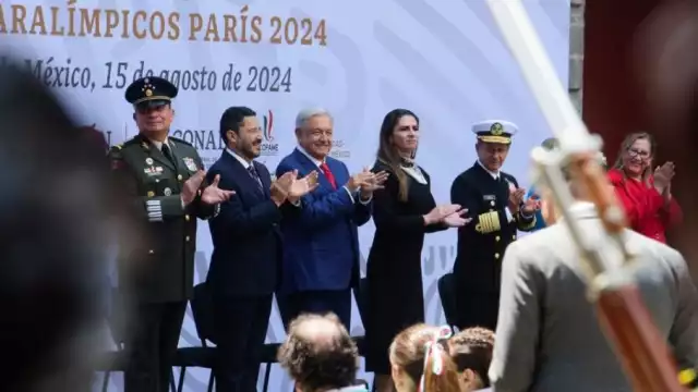 El presidente Andrés Manuel López Obrador abanderó a atletas paralímpicos que competirán en París 2024
