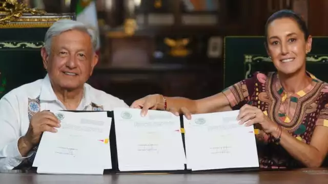 Andrés Manuel López Obrador y Claudia Sheinbaum luego de firmar el decreto de la Reforma Judicial en Palacio Nacional