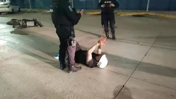 El motociclista fue atendido por paramédicos debido a las lesiones sufridas El motociclista fue atendido por paramédicos debido a las lesiones sufridas