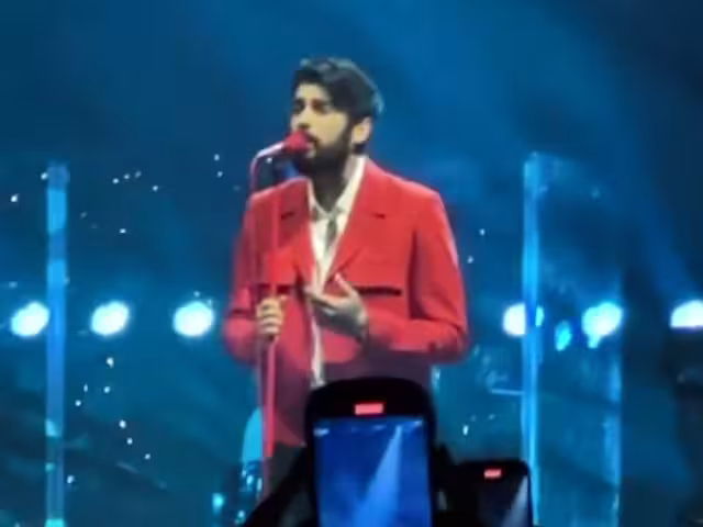 Zayn Malik canta 'Night Changes' en su primer concierto en México