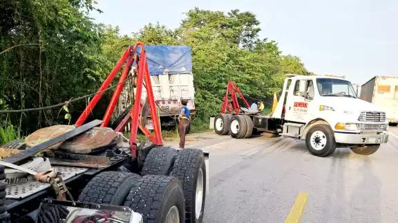 Un camión se salió de la carretera federal Escárcega-Villahermosa en el kilómetro 192, entre Candelaria y Carmen.