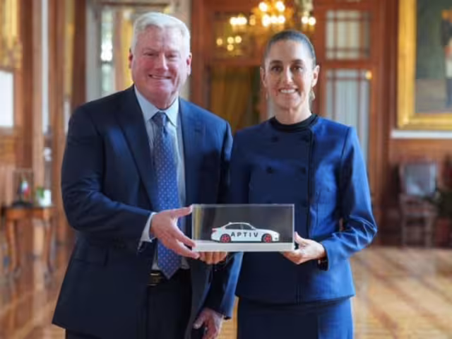 La presidenta de México, Claudia Sheinbaum, recibió en Palacio Nacional a Kevin P. Clark, presidente y director ejecutivo de Aptiv