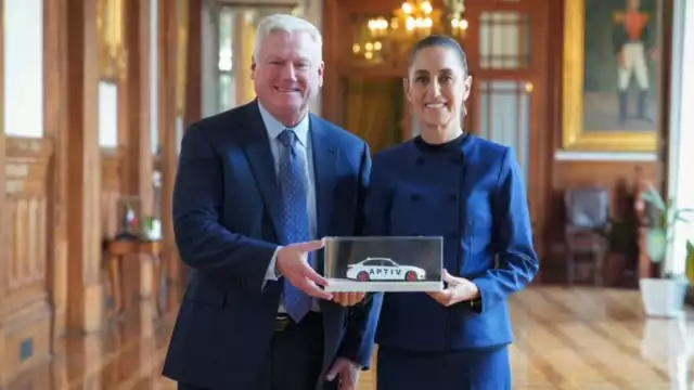 La presidenta de México, Claudia Sheinbaum, recibió en Palacio Nacional a Kevin P. Clark, presidente y director ejecutivo de Aptiv