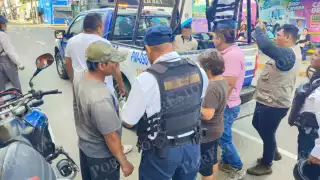 Zafarrancho en el Centro de Carmen: cliente denuncia despojo ilegal de su moto y detienen a cobrador