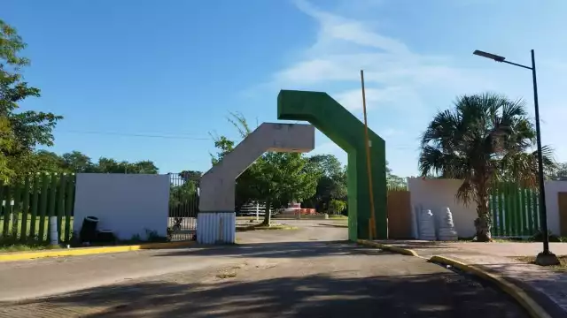 El joven al no percatarse de la "pluma" en la salida de la escuela, frenó con su motocicleta causando que cayera