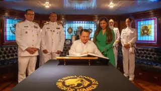 El Gobernador firmó el libro de visitas distinguido o libro de honor de la embarcación