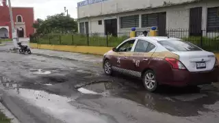 Taxistas se quejan por baches en Campeche; reportan pérdidas de más de 2 mil pesos