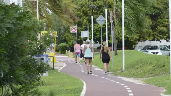 Debido al clima, algunos turistas continuaron sus actividades