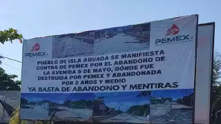 Colocan lona gigante contra PEMEX por obra inconclusa en Isla Aguada; piden reconstrucción de avenida   