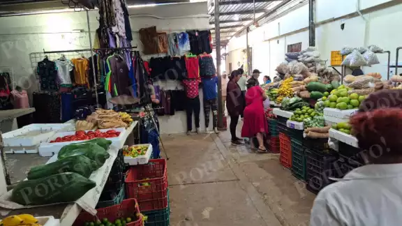 Ventas del Día de Muertos caen en Champotón; locatarios culpan obras del malecón