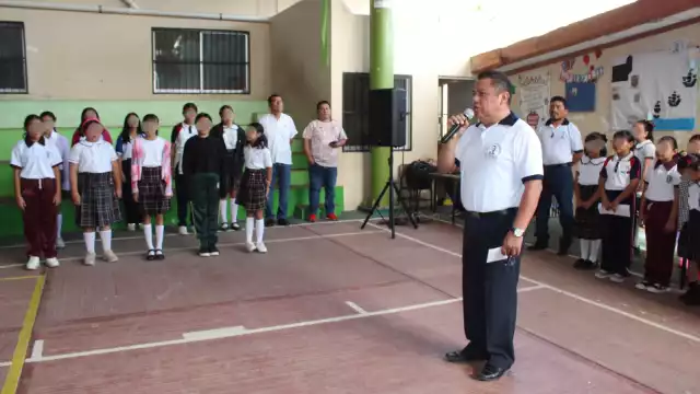 El homenaje cívico se realizó el martes debido a la suspensión de clases el lunes