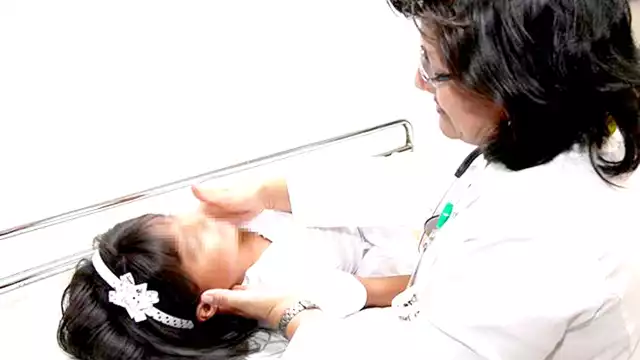 Aunque la mayor parte de los pacientes son menores de 10 años, no se descartan brotes en adolescentes o adultos mayores