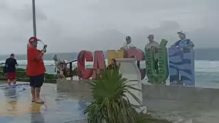 Afectaciones por la Tormenta Tropical "Nadine" no impiden recorridos turísticos en zona hotelera de Cancún