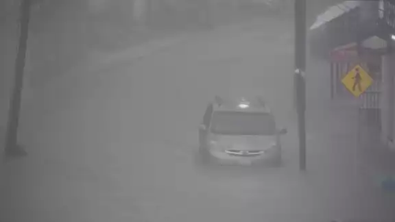 Lluvias por Onda Tropical 10 causan caos vial en Campeche: Protección Civil emite alerta Lluvias por Onda Tropical 10 causan caos vial en Campeche: Protección Civil emite alerta