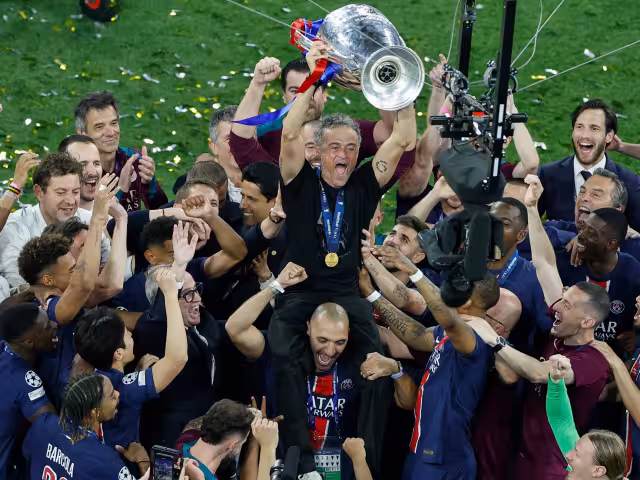 Luis Enrique celebró en grande el título a lado de sus jugadores.