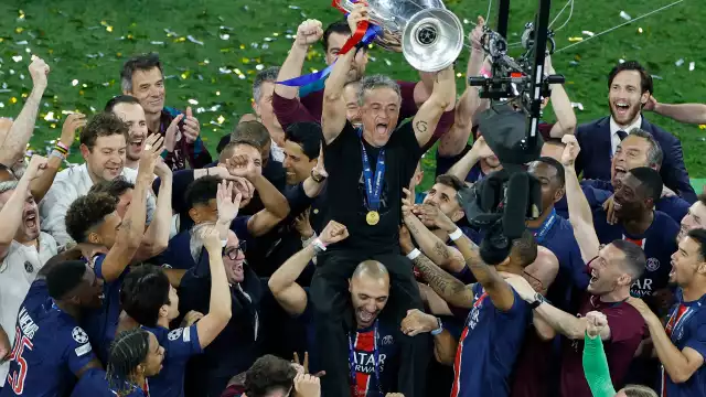 Luis Enrique celebró en grande el título a lado de sus jugadores.