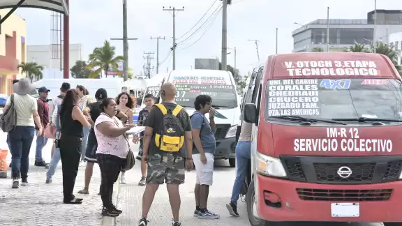 Unidades de transporte circulan llenas, lo que dificulta la movilidad de las personas Unidades de transporte circulan llenas, lo que dificulta la movilidad de las personas