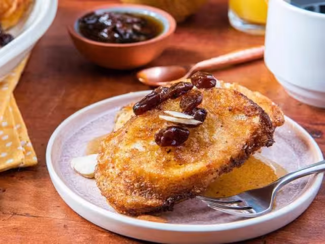 La capirotada michoacana incluye capas de pan