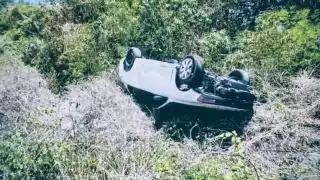 Taxi vuelca en la carretera Puerto Morelos–Cancún tras maniobra evasiva