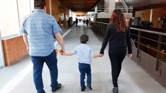 La iniciativa facilitaría el proceso para brindarle a un niño un hogar. La iniciativa facilitaría el proceso para brindarle a un niño un hogar.