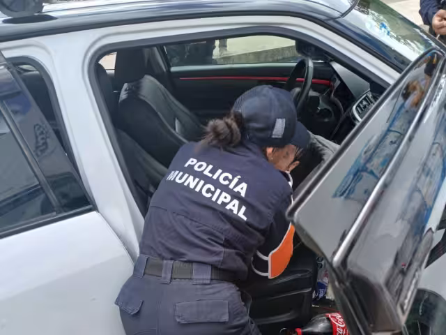 Niña queda atrapada adentro de vehículo en Playa del Carmen