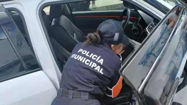 Niña queda atrapada adentro de vehículo en Playa del Carmen