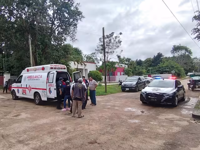 El menor fue atendido por los paramédicos debido a una lesión en el tobillo