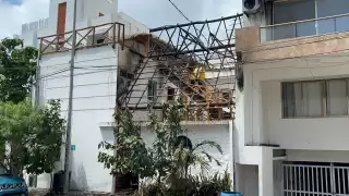 Cortocircuito causa incendio de una palapa en Playa del Carmen