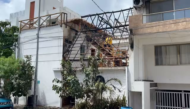 Un cortocircuito por un poste de la CFE provocó el incendio