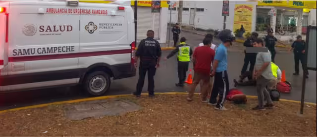 Pavimento mojado provoca fuerte derrape de motociclistas en Campeche