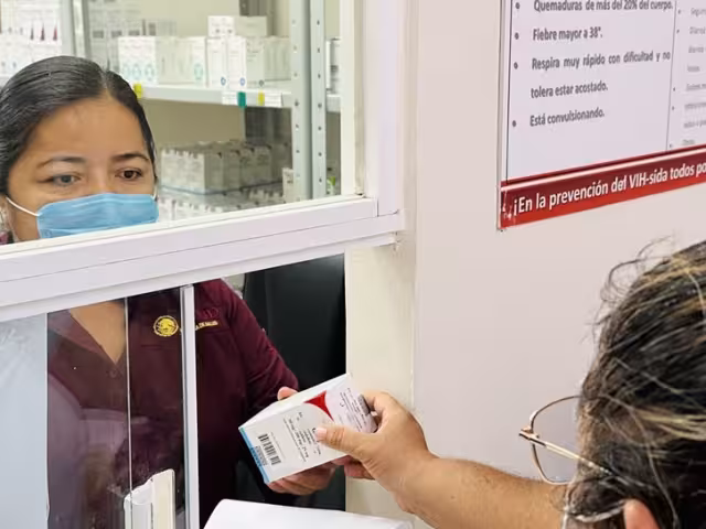 Secretaría de Salud garantiza disponibilidad de antirretrovirales pese a retrasos