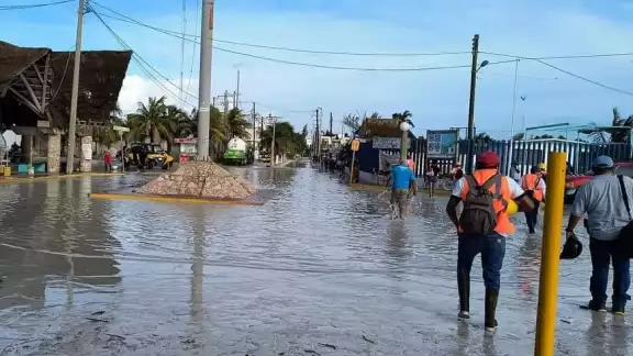 Suspenden suministro de agua potable en Holbox debido a daños causados por el huracán “Helene”