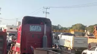 Trabajadores bloquean de nuevo la carretera de Chetumal a Bacalar por falta de pagos