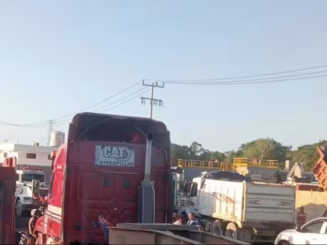 Debido al bloqueo de la carretera, automóviles y otros transportes de carga pesada se quedaron varados por el tráfico