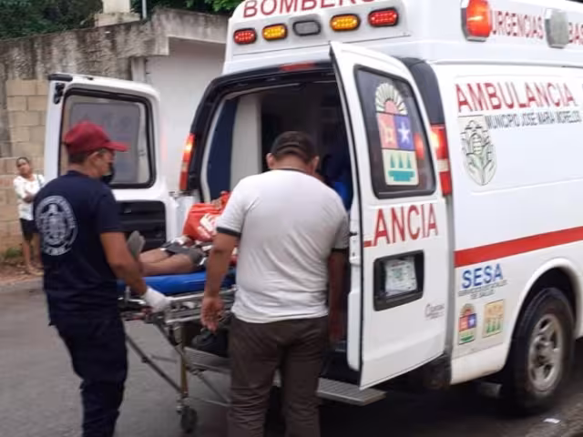 La mujer fue trasladada en ambulancia al hospital