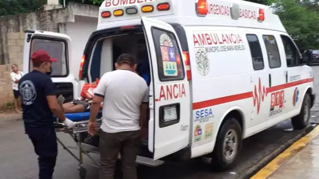 La mujer fue trasladada en ambulancia al hospital