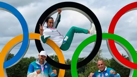 Su pelea en París continúa