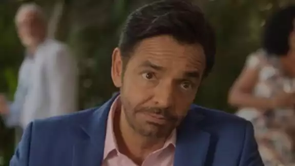El comediante alzó la voz de manera sarcástica El comediante alzó la voz de manera sarcástica