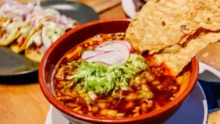 Cómo preparar pozole rojo y blanco: la receta tradicional mexicana para este 15 de septiembre 