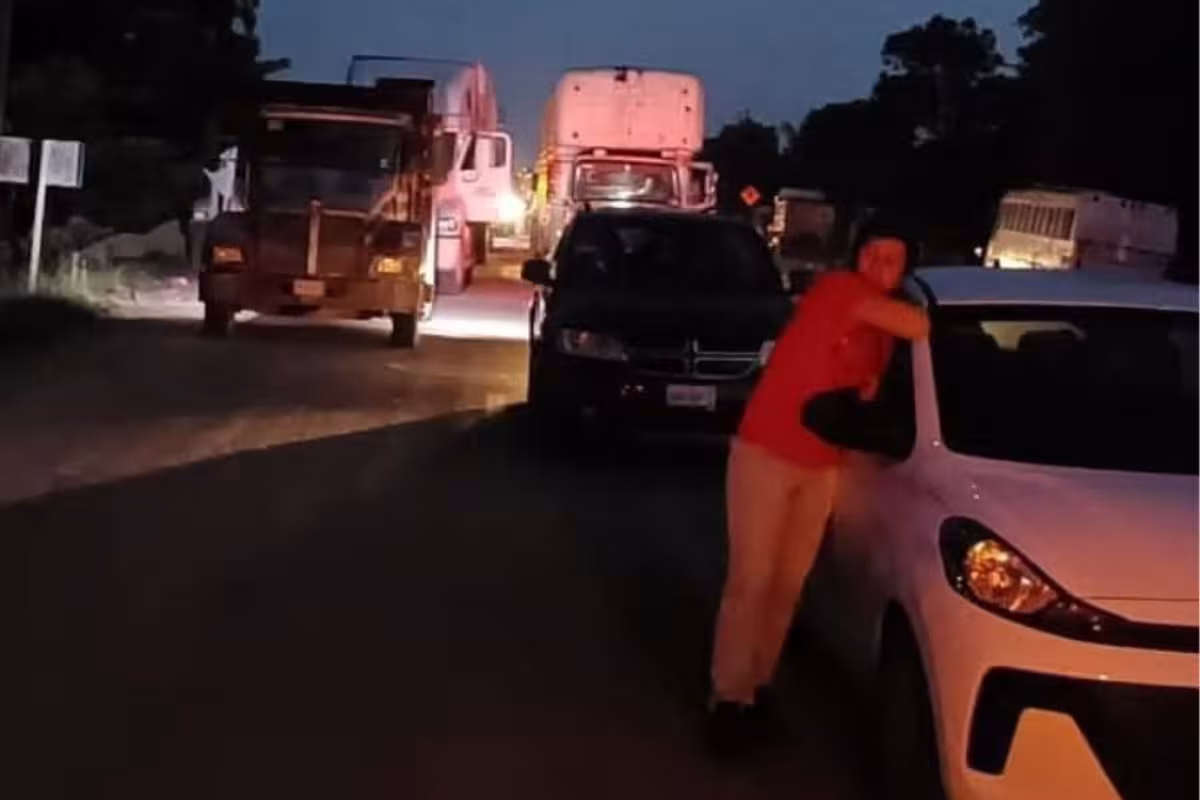 Bloquean tramo carretero por falta de luz en Chetumal - PorEsto