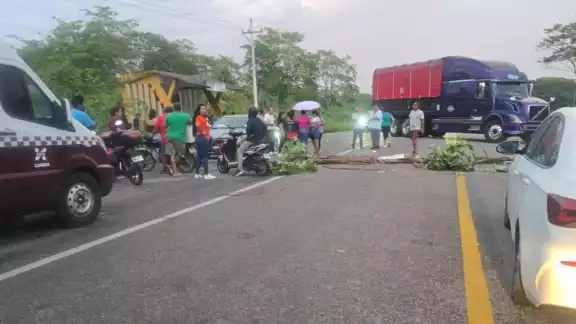 GN lanza advertencia por bloqueo en Atasta: solo habrá paso de 8 a 3 GN lanza advertencia por bloqueo en Atasta: solo habrá paso de 8 a 3