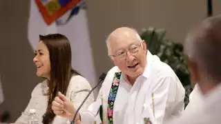 Ken Salazar, embajador de EU en México, felicita a Joaquín Díaz por su triunfo en Yucatán