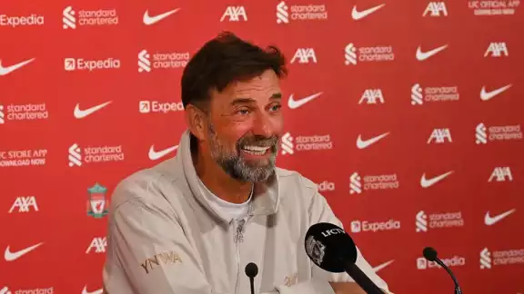 Luego de nueve años como entrenador del Liverpool, Klopp dice adiós con una emotiva foto con la directiva 